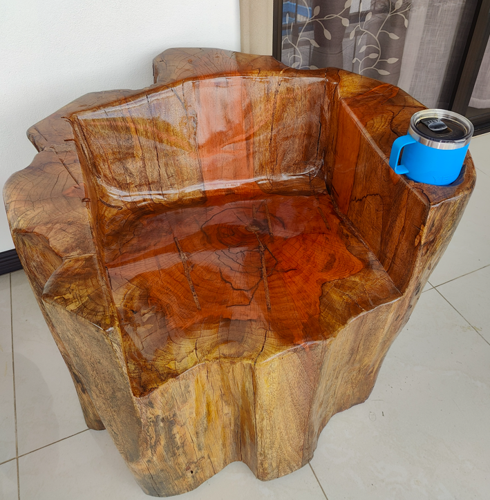 Trono de Madera tallado en pochote con acabado live edge y barniz marino